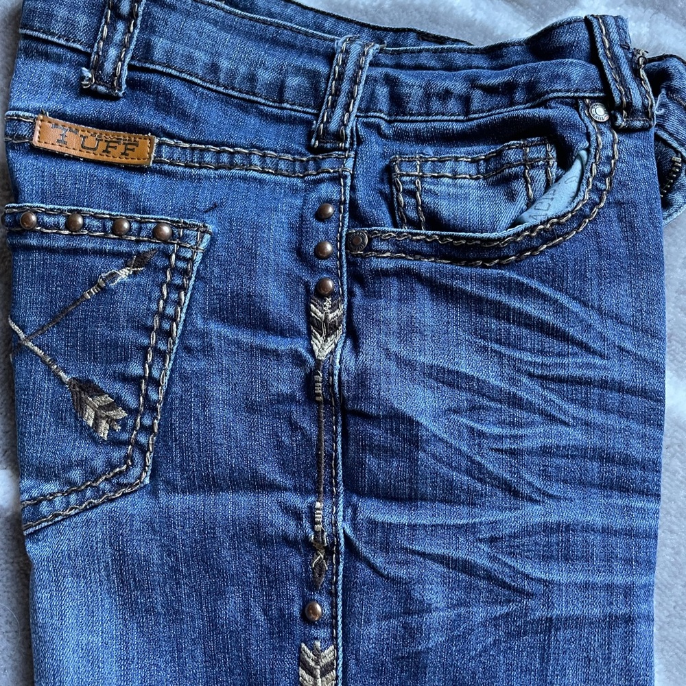 Cowgirl Tuff embroidered jeans. 29x35
